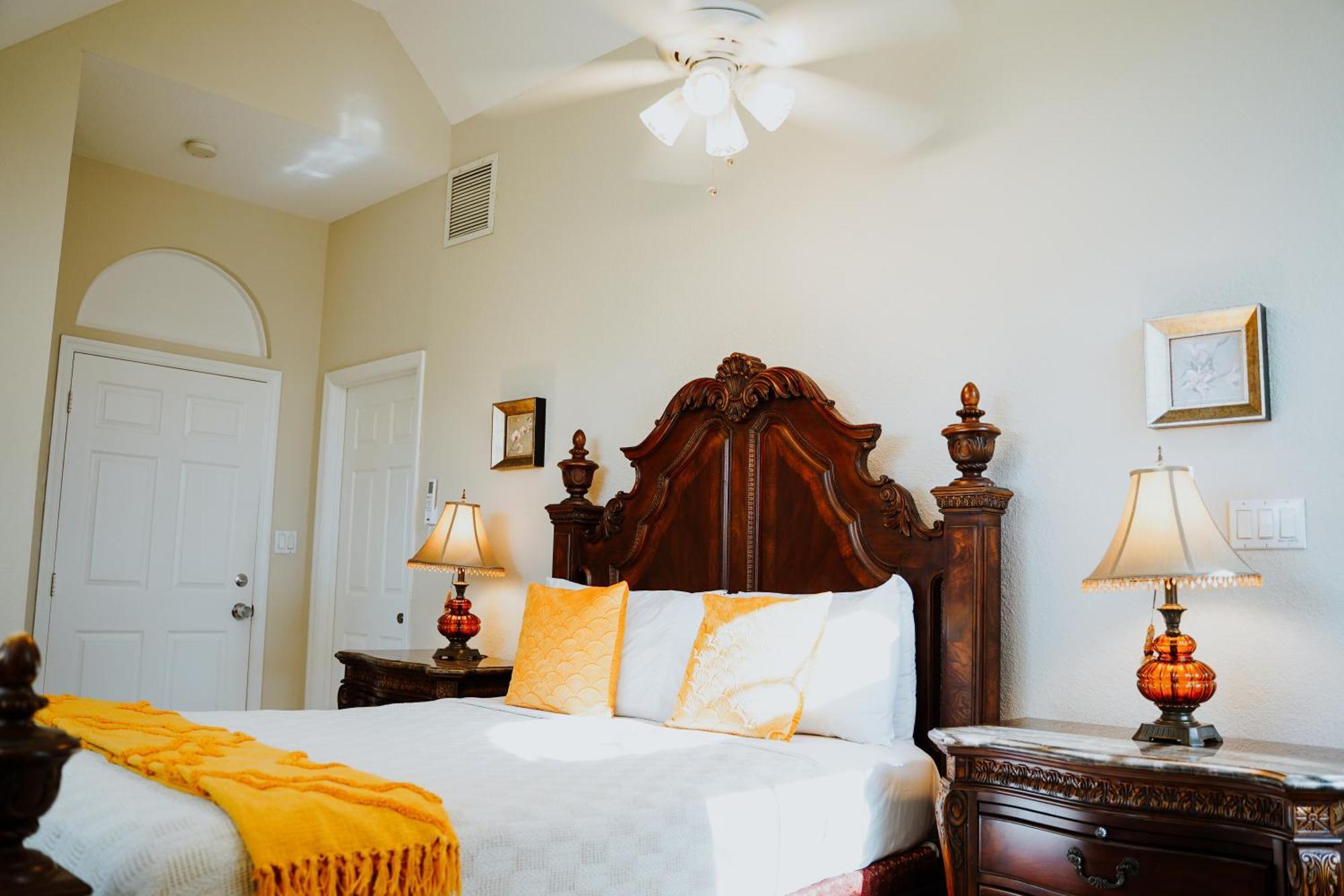 Shangri-La Boutique Bed & Breakfast Bed & Breakfast 4*