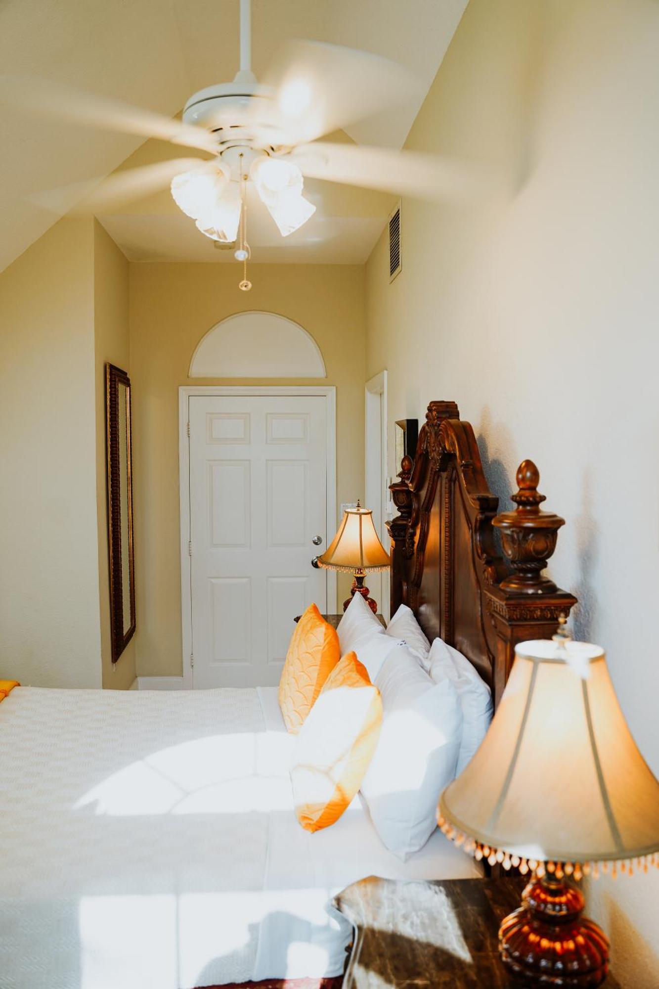 Shangri-La Boutique Bed & Breakfast Bed & Breakfast West Bay