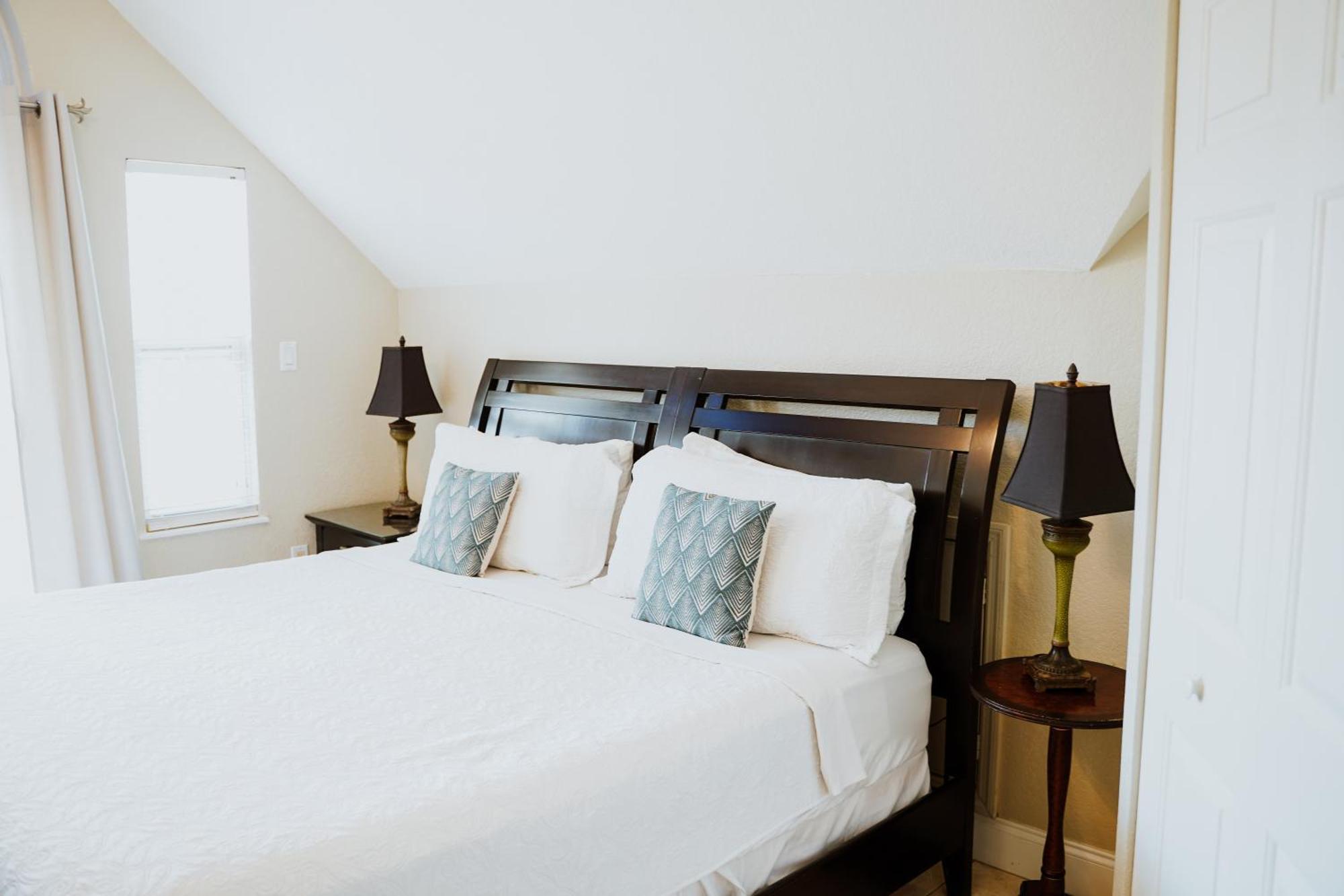 Bed & Breakfast Shangri-La Boutique Bed & Breakfast West Bay