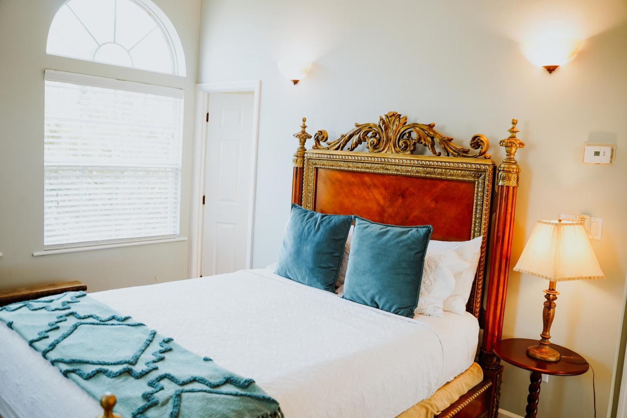 Shangri-La Boutique Bed & Breakfast 4* West Bay