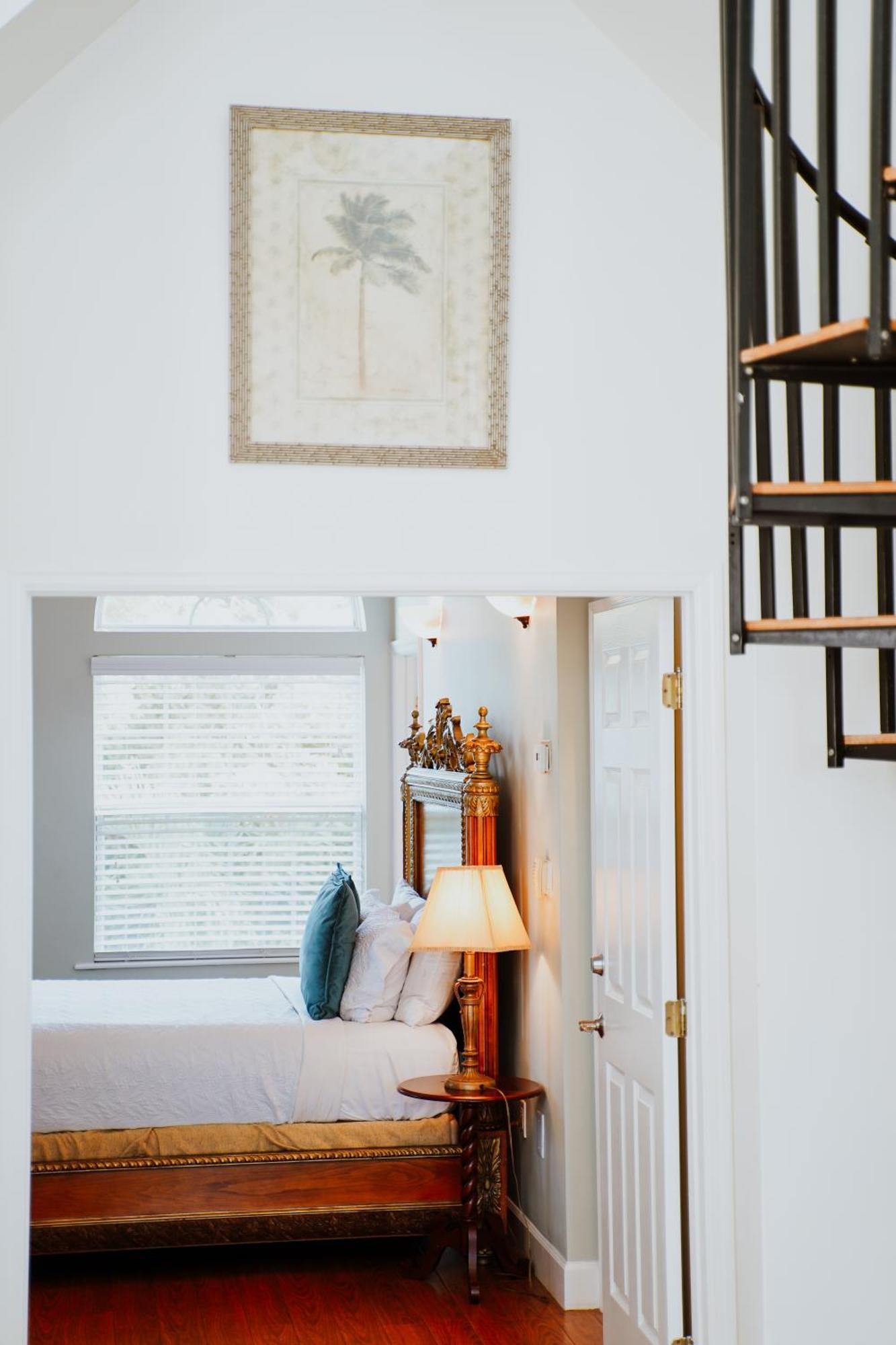 Shangri-La Boutique Bed & Breakfast 4* West Bay