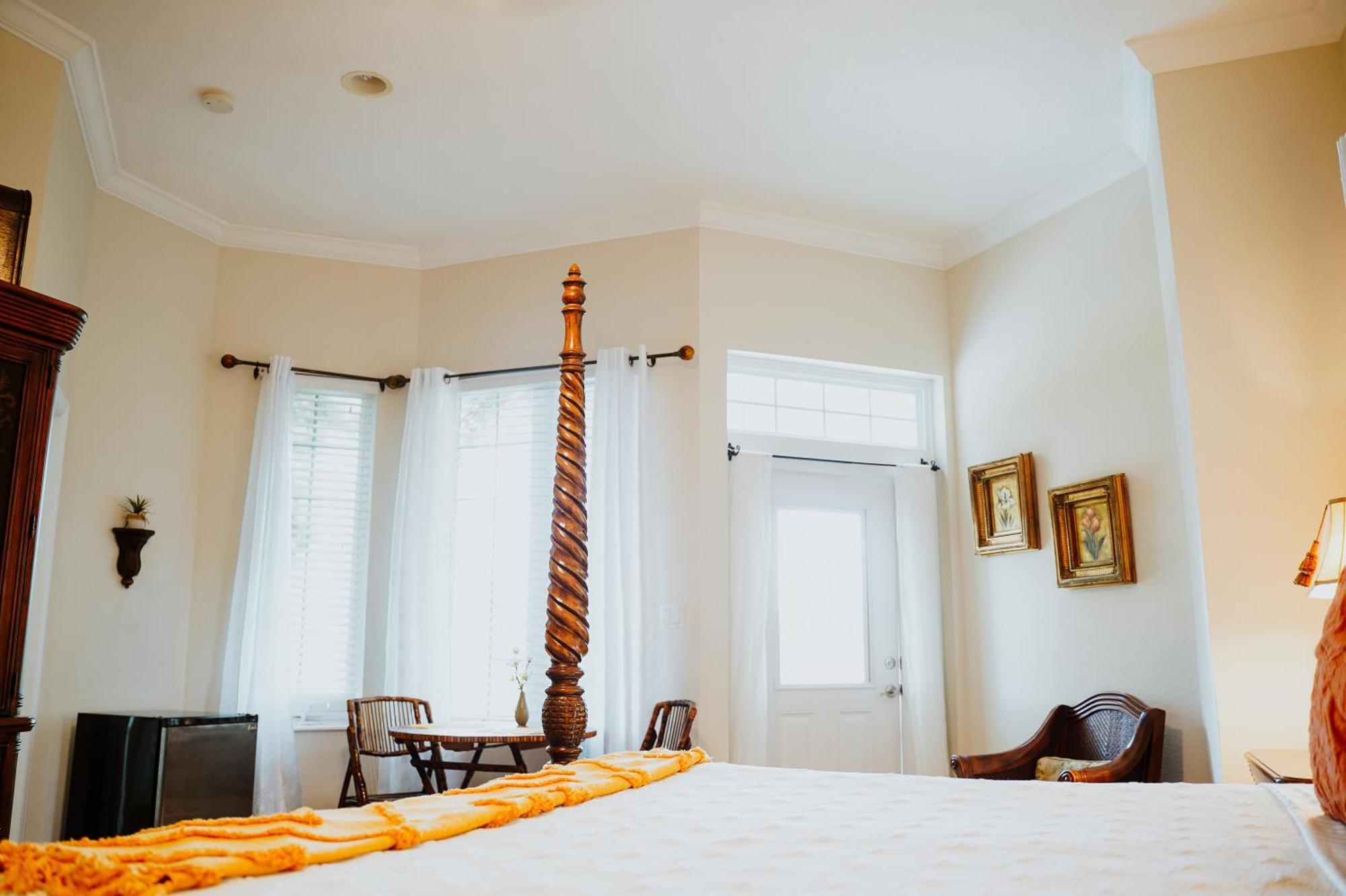 Shangri-La Boutique Bed & Breakfast Bed & Breakfast 4*