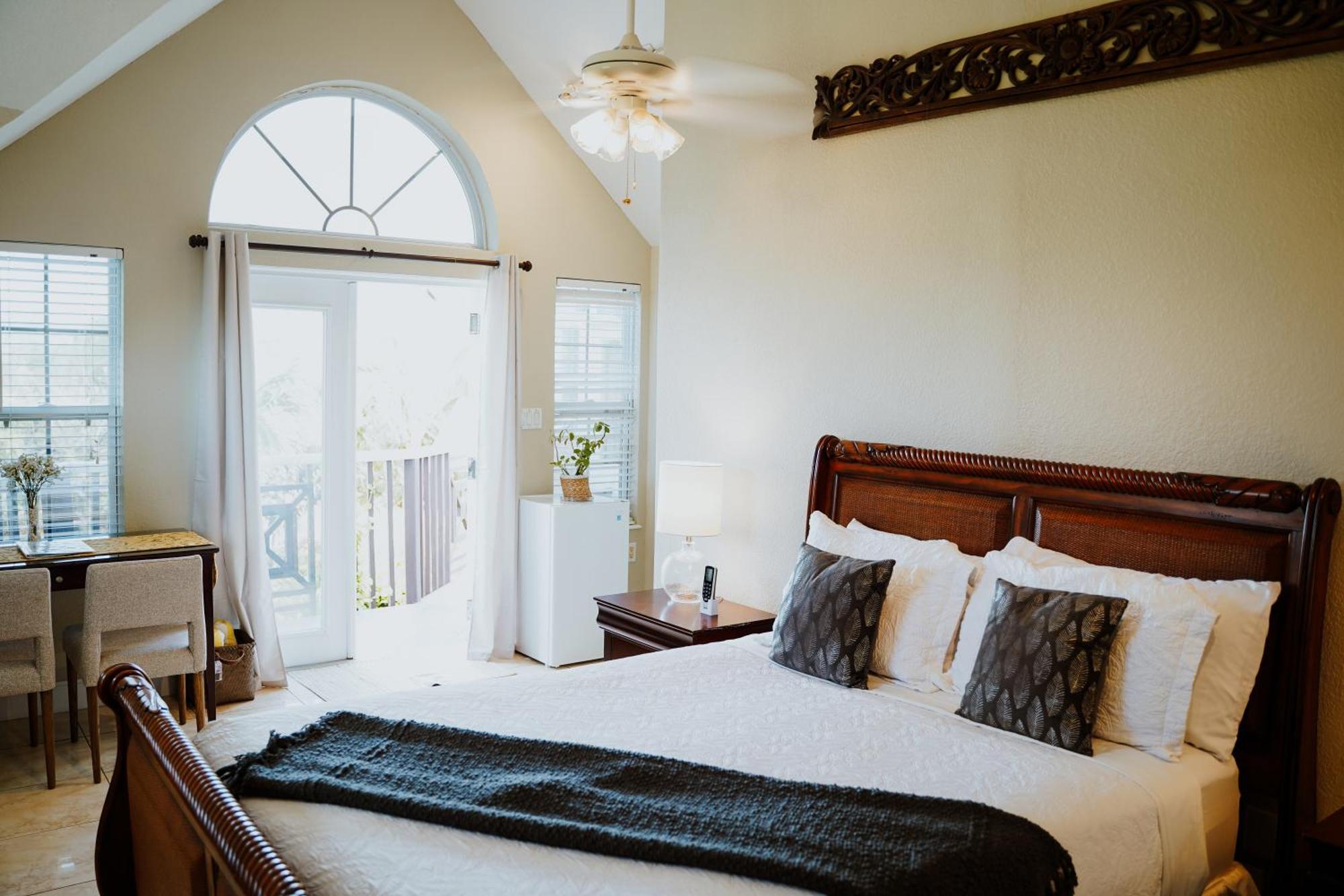 Shangri-La Boutique Bed & Breakfast 4* West Bay