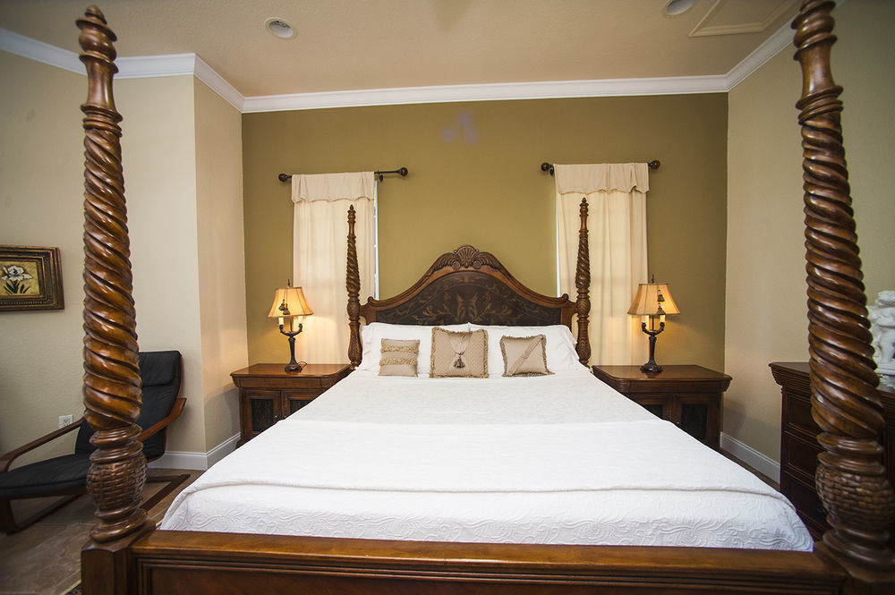 Shangri-La Boutique Bed & Breakfast 4* West Bay